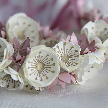 Armband aus handgefertigten Papierblüten