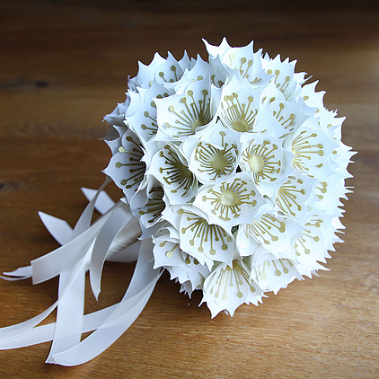 Brautstrausß aus handgefertigten Papierblüten