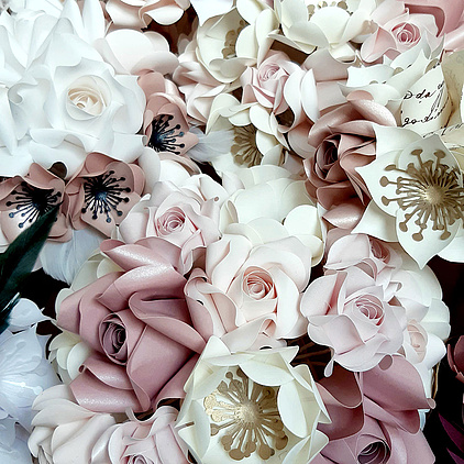 Papierblumenstrauß aus verschiedenen Papierblüten