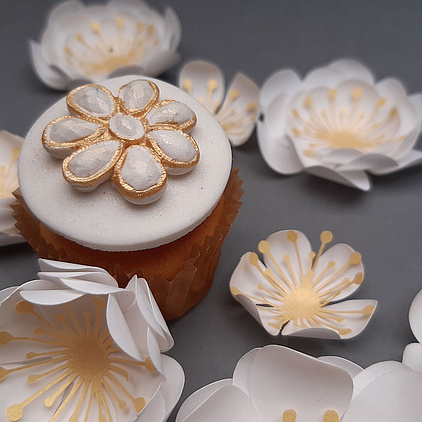 Minikuchen als Gastgeschenk mit Papierblüten verziert