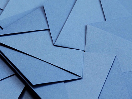 Ein blauer Origamiumschlag für die Einladung. 